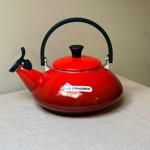 Le Creuset Red ZEN Tea Kettle - 1.5 liter 1.6 quart - Whistling